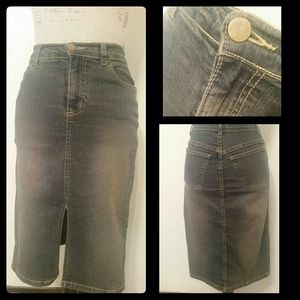 Small above the knee denim skirt